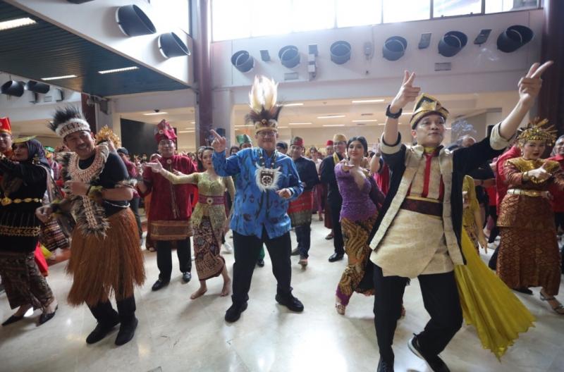 Flashmob yang digelar di Bandara Soetta dimeriahka para direksi AP II, Direksi Lion Air Group serta Pramugari Pramugara Lion Air Group dan Super Air Jet.