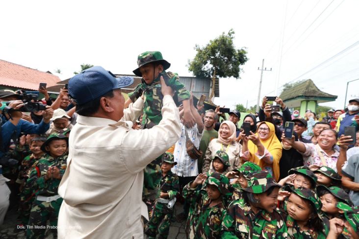 Menhan Prabowo Subianto menggendong anak kecil saat kunjungan ke Koramil 0825/12 Rogojampi-Banyuwangi, Jawa Timur.