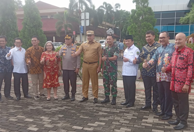 Kapolres Metro Bekasi Kota, Kombes Pol menerima piagam penghargaan dari FKK Kota Bekasi. Foto: istimewa.