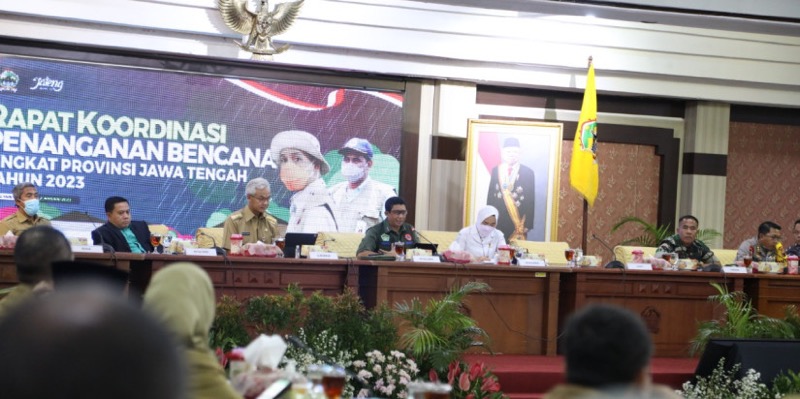 Kepala Badan Nasional Penanggulangan Bencana (BNPB) Letjen TNI Suharyanto memberikan arahan penanganan darurat banjir dalam Rapat Koordinasi Penanganan Bencana Banjir Provinsi Jawa Tengah di Gedung Gradhika Bakti Praja, Semarang, Selasa (2/1/2023). Foto: istimewa.