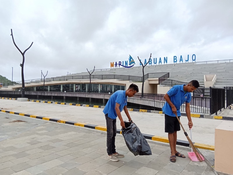 Petugas membersihkan kawasan Marina Labuan Bajo