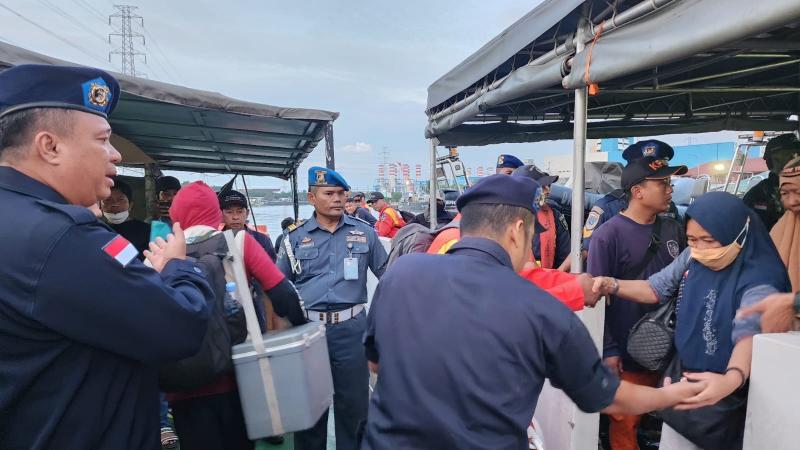 Kepala Pangkalan PLP Priok, Triono, pimpin langsung evakuasi penumpang ke KN Damaru / Foto:istimewa/pangkalanplppriok