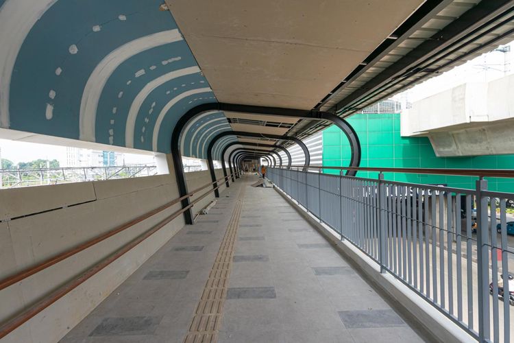 Pembangunan jembatan layang (sky bridge) Simpang Temu Lebak Bulus.(Dok. PT MRT Jakarta (Perseroda)/Irwan Citrajaya)