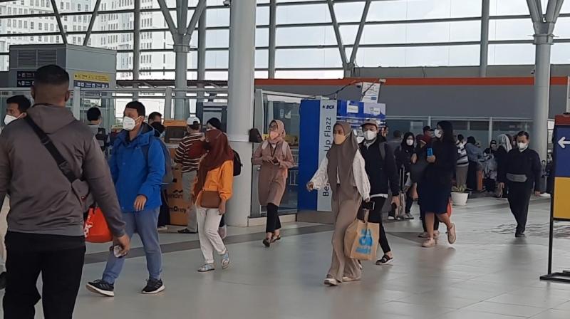 Suasana di Stasiun Bekasi ramai penumpang KRL pada hari kerja setelah libur awal tahun, Senin (2/1/2022).