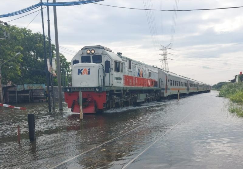 Banjir di kawasan Semarang sempat menghambat perjalanan KA. Kini Senin (2/1/2023) banjir telah berangsur surut dan layanan perjalanan KA berangsur normal kembali.