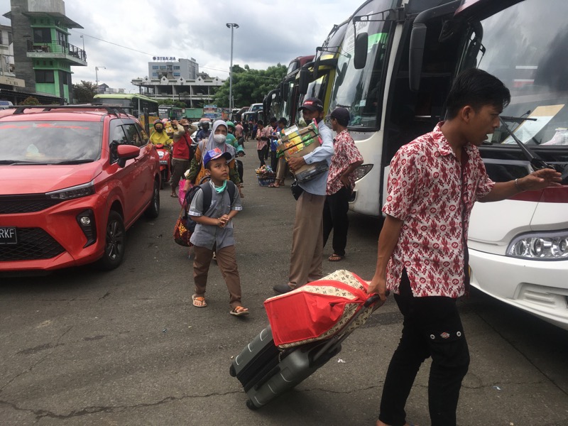 Penumpang bus tujuan Bandung di Terminal Induk Kota Bekasi, Senin (2/1/2023). Foto: BeritaTrans.com.