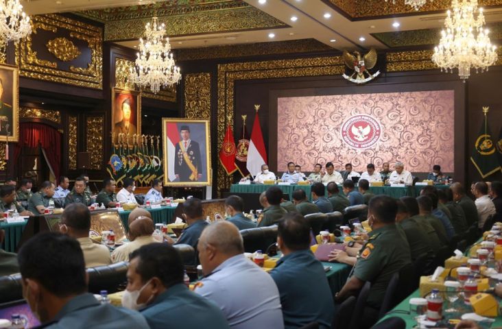 Menhan Prabowo Subianto memberikan pengarahan kepada jajaran pejabat Eselon I dan II di Kementerian Pertahanan (Kemhan), Jakarta, Selasa (3/1/2023). 