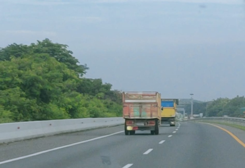 Angkutan barang di Tol Cipali jurusan Jakarta