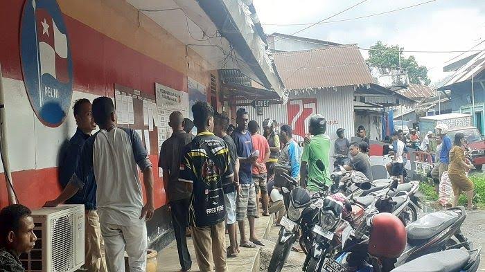 Masyarakat Alor mengantri di depan lokat dan parkiran. Masyarakat semakin ramai datang ke kantor Pelni Cabang Alor, Jl. Cokroaminoto No. 05 Kalabahi Kota, Selasa (3/1/2023). 