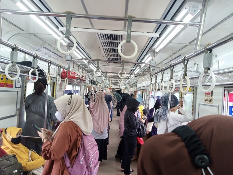 Suasana di KRL tujuan akhir Bogor