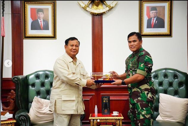 Menhan Prabowo Subianto menerima kunjungan KSAL Laksamana Muhammad Ali. 
