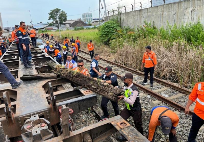 Kegiatan Bersih Lintas oleh PT KAI Divre I SU bersama yang dilakukan di jalur KA hingga Belawan, Rabu (4/1/2023). 