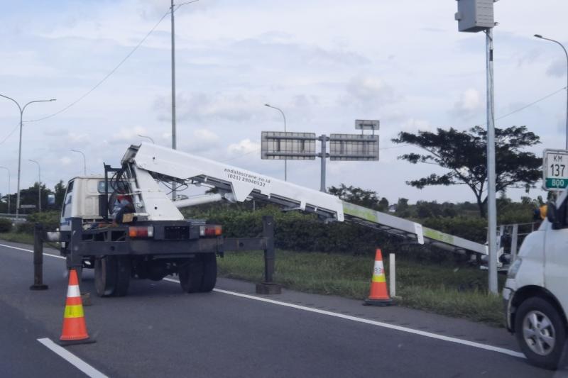 Jalan tol di Cipali arah Jakarta ada sejumlah perbaikan oleh petugas sehingga menyebabkan penyempitan arus.