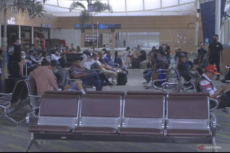 Arsip-Suasana penumpang pesawat berada di Terminal Keberangkatan Bandara El Tari Kupang, Kota Kupang, NTT, Senin (19/12/2022). ANTARA FOTO/Kornelis Kaha