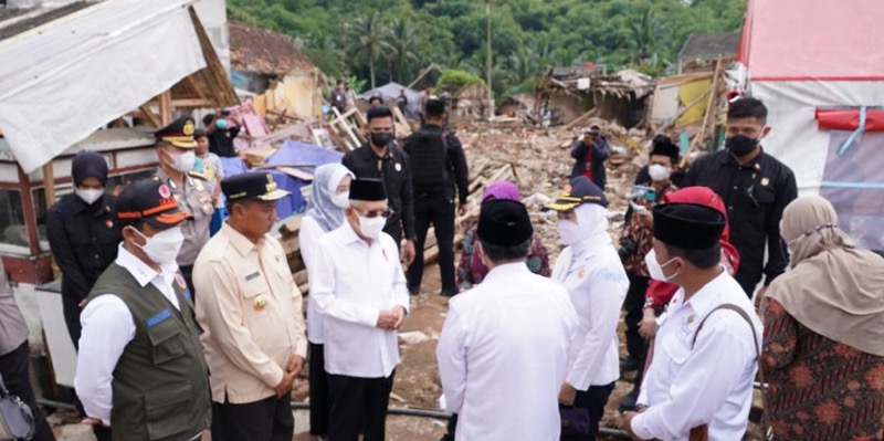 Kepala Badan Nasional Penanggulangan Bencana (BNPB) Letjen TNI Suharyanto, mendampingi Wakil Presiden Republik Indonesia KH. Ma’ruf Amin saat melakukan peninjauan Hunian Tetap (Huntap) yang dibangun bagi warga terdampak gempabumi M 5.6 Cianjur. Foto: istimewa.