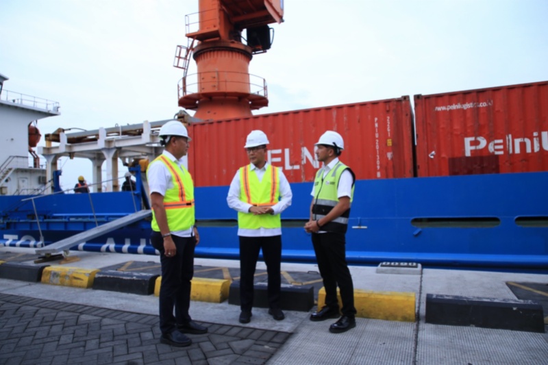 Dirlala Capt. Hendri Ginting, Dir Pelni, dan Staf Khusus Menhub sast pelepasan perdana Tol Laut di Surabaya
