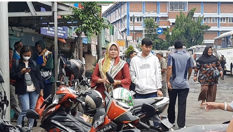 Suasana di depan loket penjualan tiket bus di Terminal Bekasi tampak ramai penumpang yang hendak berangkat ke sejumlah daerah pada Kamis (5/1/2023).