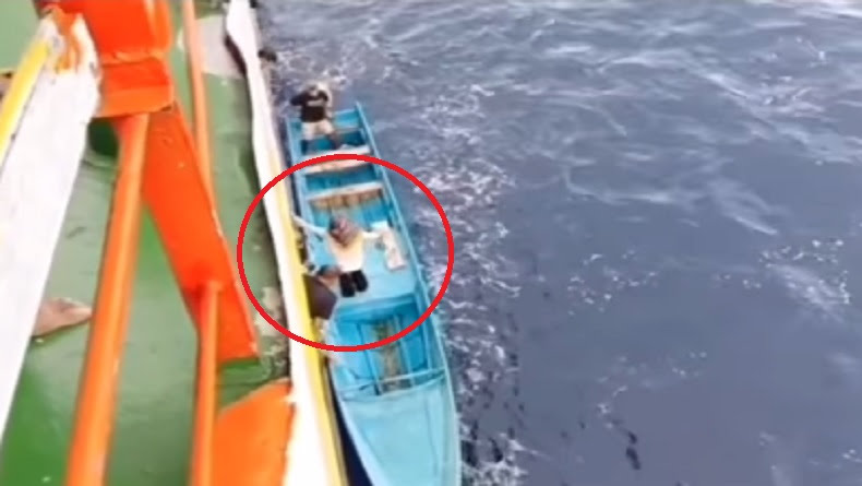 Viral Anak Telat Turun Kapal di Dermaga, Orang Tua Jemput Naik Perahu ke Tengah Laut (Foto: Tangkapan Layar/TikTok Tonny)