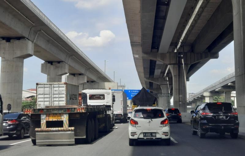 Kendaraan berjalan di jalan tol Cikampek. (Foto:Ilustrasi)