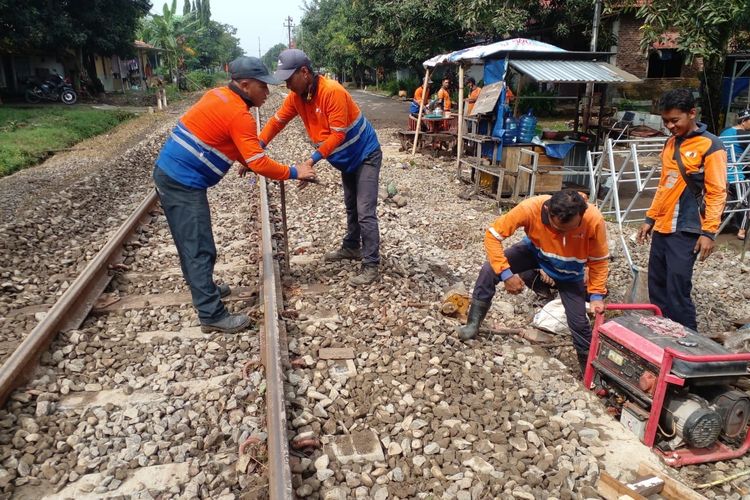 Jalur rel yang sempat tergerus banjir di petak Prupuk-Slawi KM 22+3/8, Kabupaten Tegal, Jawa Tengah, sudah dapat dilalui.(DOK PT KAI DAOP 5 PURWOKERTO)
