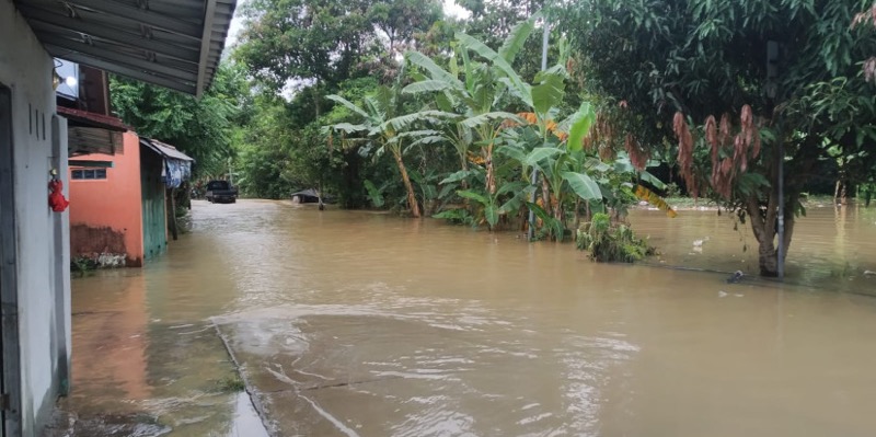 Perkembangan terkini sebanyak empat Kecamatan (Bandung, Binuang, Jawilan dan Cikeusal) masih tergenang banjir dengan Tinggi Muka Air mencapai 5 hingga 10 cm. Foto: istimewa.