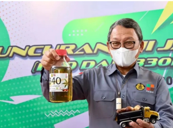 Menteri ESDM Arifin Tasrif menunjukkan sampel bahan bakar biodiesel dengan campuran minyak nabati 40 persen (B40) saat melakukan peluncuran kegiatan uji jalan kendaraan diesel yang menggunakan bahan bakar B40. ANTARA/HO-Kementerian ESDM