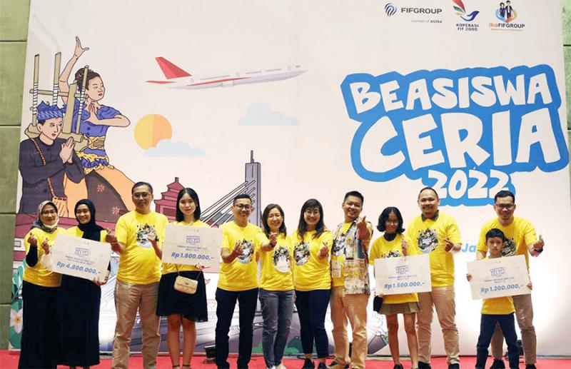 Penyerahan beasiswa secara simbolis pada Selebrasi GiveAway Beasiswa Ceria 2022 FIFGROUP yang diserahkan oleh Human Capital (HC), General Support (GS) & Corporate Communication Director Esther Sri Harjati (keempat dari kanan), Human Capital Division Head Arlien Virginia Jonathan (keempat dari kiri), Corporate Communication and CSR Deputy Division Head Robertus Benny Dwi Koestanto (ketiga dari kiri) dan ketua IKAFIF Rheza Putra Perdana (ketiga dari kanan) /foto:istimewa/FIFGROUP