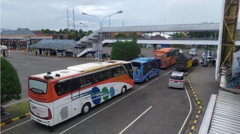 Antrean dan situasi Pelabuhan Gilimanuk saat dilakukan penundaan sementara penyeberangan lintas Selat Bali, Jumat (6/1/2023).