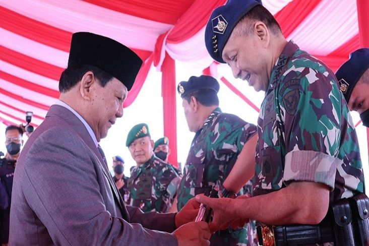 Menhan Prabowo Subianto memberikan cenderamata pistol G2 Elite buatan PT Pindad kepada KSAU Marsekal Fadjar Prasetyo saat penetapan Komcad TNI di Lapangan Terbang Suparlan, Pusdiklatpassus Kopassus, Batujajar, Bandung.