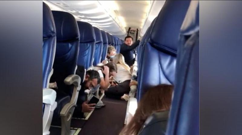 Suasana kacau di dalam penerbangan Aeromexico 165 Culiacan setelah penangkapan pemimpin kartel narkoba Ovidio Guzman, di Mazatlan, Meksiko, 5 Januari 2023. Badan pesawat tersebut dilaporkan ditembak oleh anggota geng narkoba. David Tellez via REUTERS