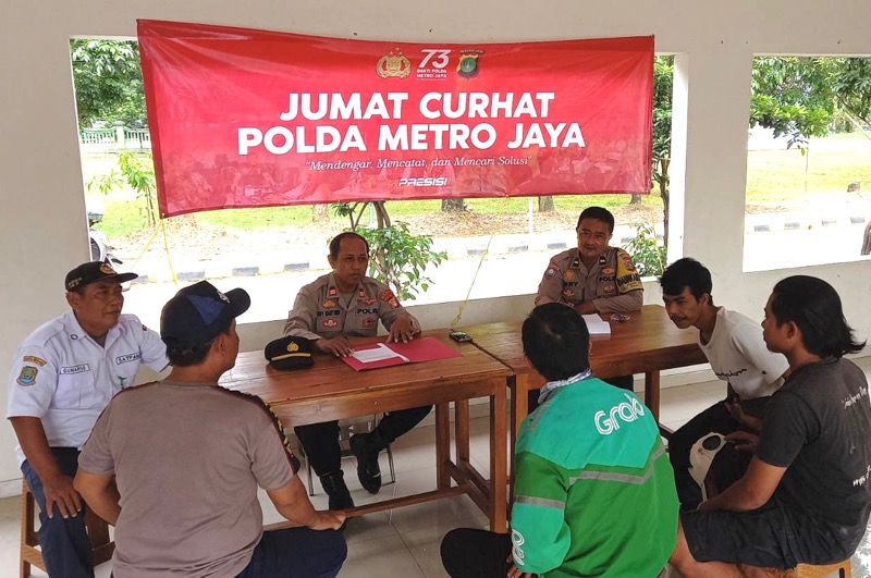 Kapospol Terminal Bekasi Kota Iptu Edy Martono bersama Bhabinkamtibmas Kelurahan Bojong Rawalumbu kunjungi warga Perum Rawalumbu RW 26, Kecamatan Rawalumbu, Kota Bekasi, Jumat (6/1/2023). Foto: istimewa.