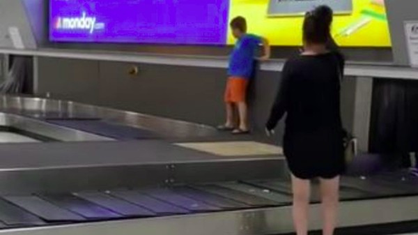 Bocah tantrum di bandara Melbourne (TikTok/@tucker.stewartt) 