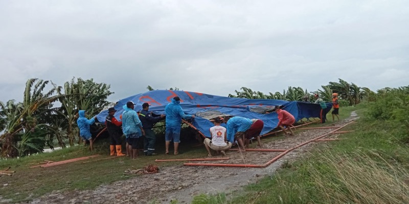 Badan Nasional Penanggulangan Bencana (BNPB) menyalurkan 500 paket logistik makanan untuk mendukung kebutuhan pangan warga terdampak banjir di Kabupaten Demak, Provinsi Jawa Tengah, Rabu (4/1). Foto: istimewa.