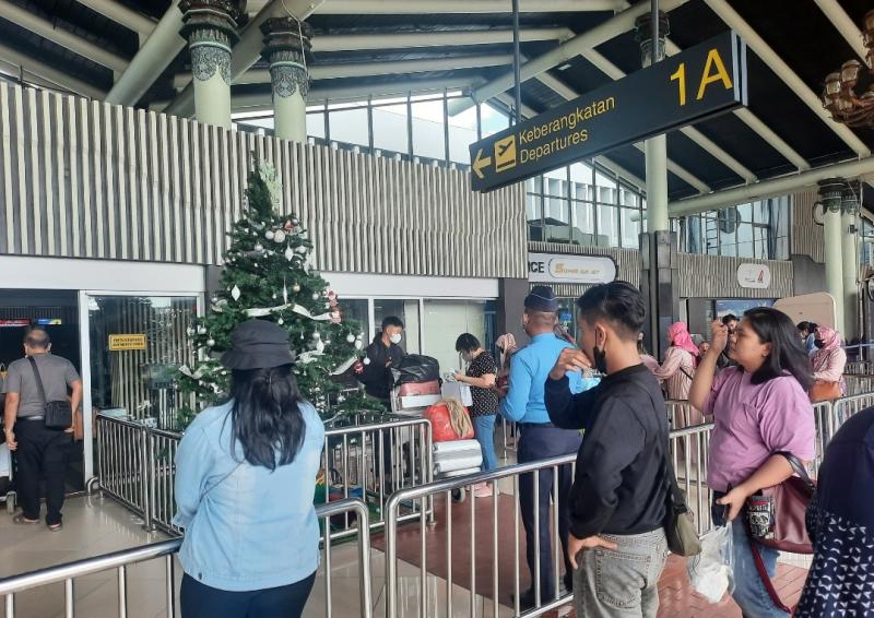 Keberangkatan di Bandara Soekarno Hatta ramai, penumpang langsung masuk dilakukan pemeriksaan oleh petugas pada Sabtu (7/1/2023).