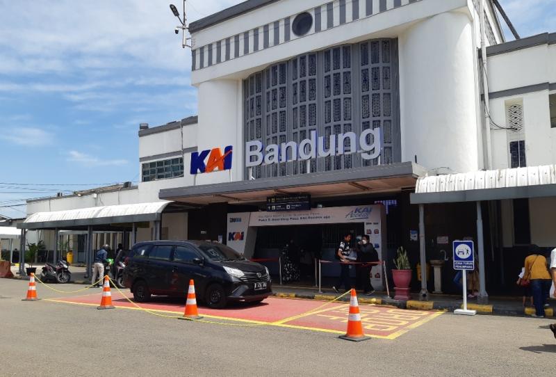 Stasiun Bandung merupakan stasiun terbesar yang melayani penumpang KA. (Ist)