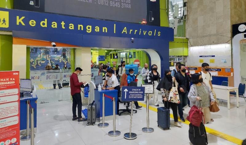 Suasana kedatangan penumpang KA Jarak Jauh di Stasiun Gambir. (Foto/dok.KAI)