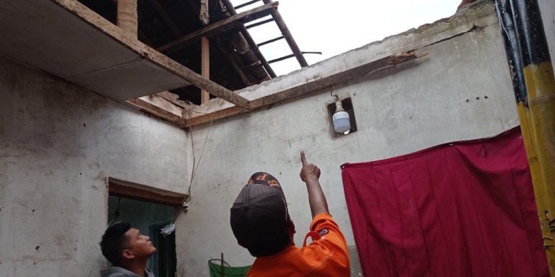 Bangunan rusak yang terdampak angin kencang di Kabupaten Jember, Provinsi Jawa Timur. Foto: istimewa.