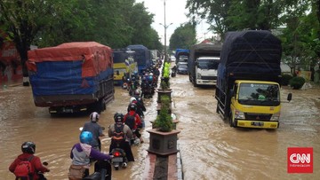 Ilustrasi banjir. Luapan air Sungai Blega imbas hujan deras semalam, Sabtu (7/1) menyebabkan kelumpuhan lalu lintas di jalur nasional penghubung wilayah di Pulau Madura. (CNN Indonesia/Damar Sinuko) 