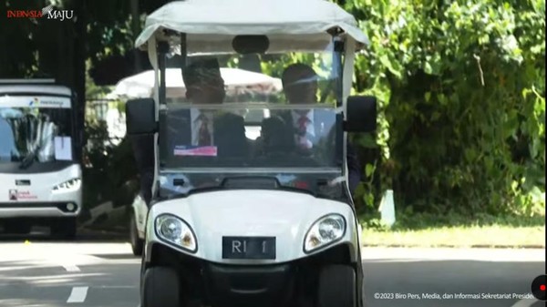 Presiden Joko Widodo (Jokowi) menyopiri PM Malaysia Anwar Ibrahim keliling Kebun Raya Bogor (dok. YouTube Sekretariat Presiden)