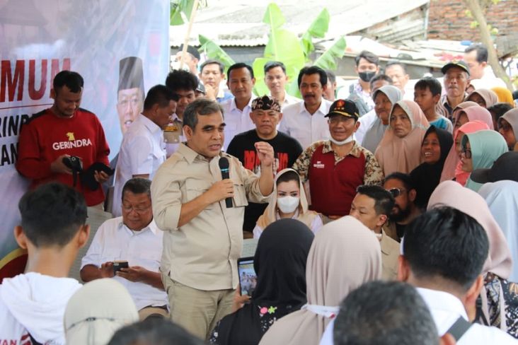 Sekretaris Jenderal Partai Gerindra Ahmad Muzani saat kegiatan menyalurkan bantuan sembako kebutuhan pokok ke sejumlah titik terdampak banjir di wilayah Jawa Tengah, Minggu (8/1/2023).