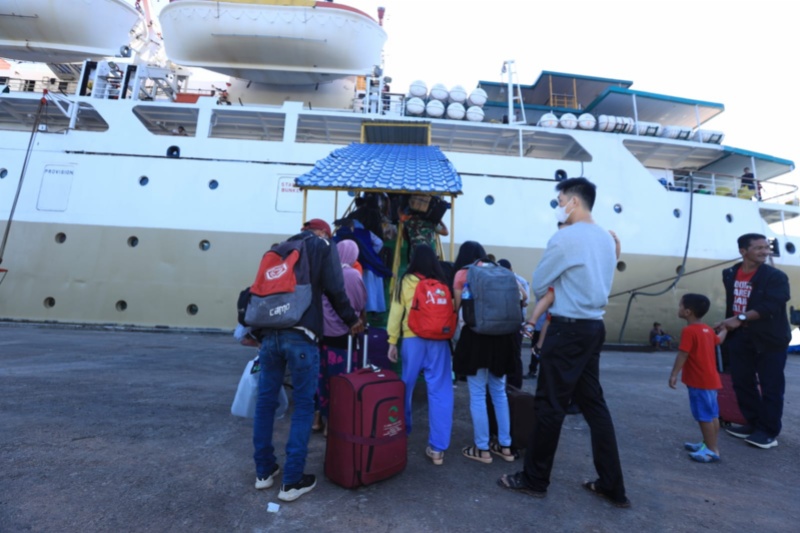 Penumpang Pelni di Pelabuhan