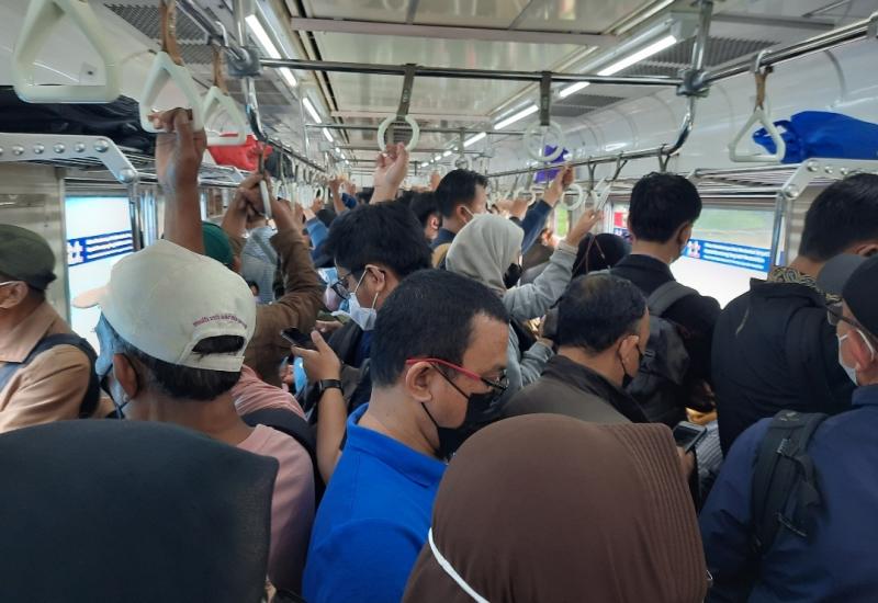 Penumpang ramai di dalam KRL. Foto:Ilustrasi