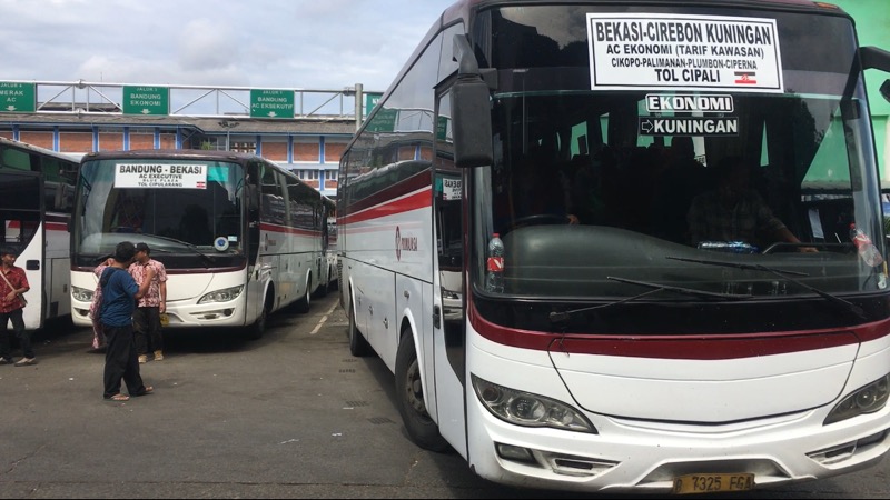 Bus Primajasa di Terminal Induk Kota Bekasi, Senin (9/1/2023). Foto: BeritaTrans.com.
