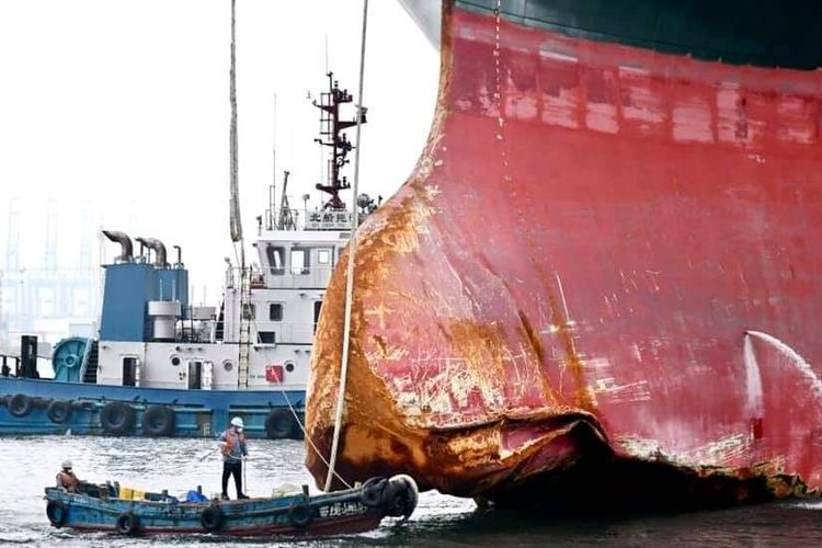 Kapal kontainer besar Ever Given yang diketahui memblokir Terusan Suez pada Maret 2021 terlihat di Qingdao, China, saat sedang menjalani perbaikan. Pada 9 Januari 2023 ini, Kapal Kargo MV Glory di laporkan kandas di Terusan Suez. (LI ZIHENG/XINHUA via TWITTER)