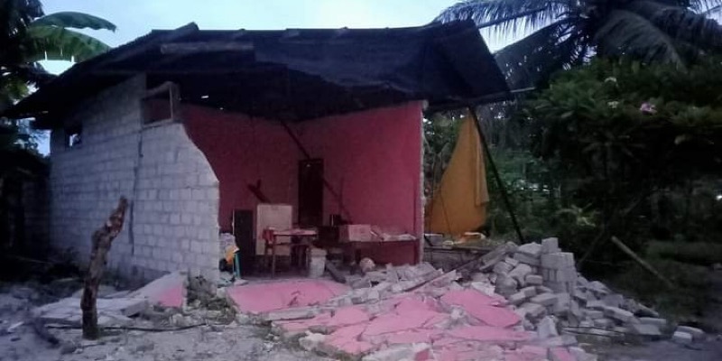 Kerusakan rumah akibat gempabumi dengan magnitudo (M)7,5 yang mengguncang wilayah Kabupaten Kepulauan Tanimbar, Provinsi Maluku, Selasa (10/1/2023). Foto: istimewa.