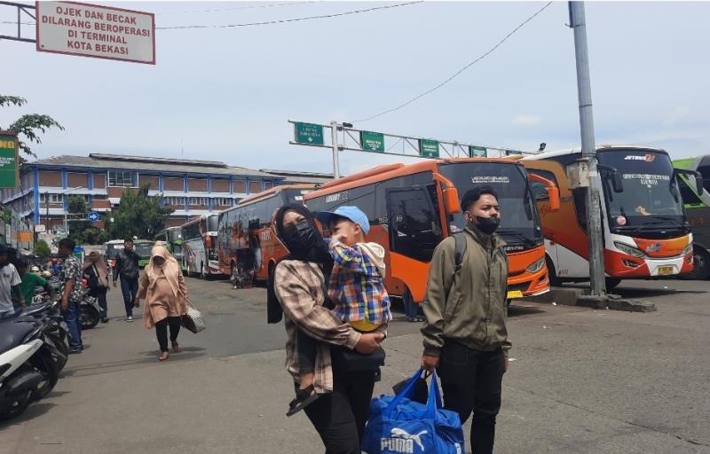 Kedatangan penumpang bus di Terminal Bekasi, Selasa (10/1/2023). 