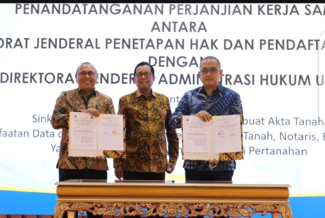 Penandatanganan kerja sama antara Kementerian Agraria dan Tata Ruang/Badan Pertanahan Nasional (ATR/BPN) dengan Kementerian Hukum & Hak Asasi Manusia (Kemenkumham) dalam rangka mengoptimalisasi peran Pejabat Pembuat Akta Tanah (PPAT) dan notaris. ANTARA/HO-Kementerian ATR.