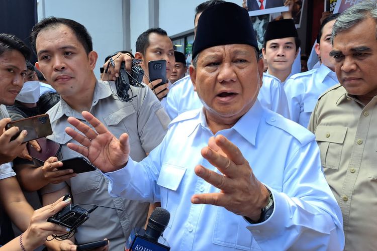 Ketua Umum Partai Gerindra Prabowo Subianto memberikan keterangan pers seusai meresmikan kantor Basan Pemenangan Presiden Gerindra di Jalan Letjen S, Jakarta, Sabtu (7/1/2023)