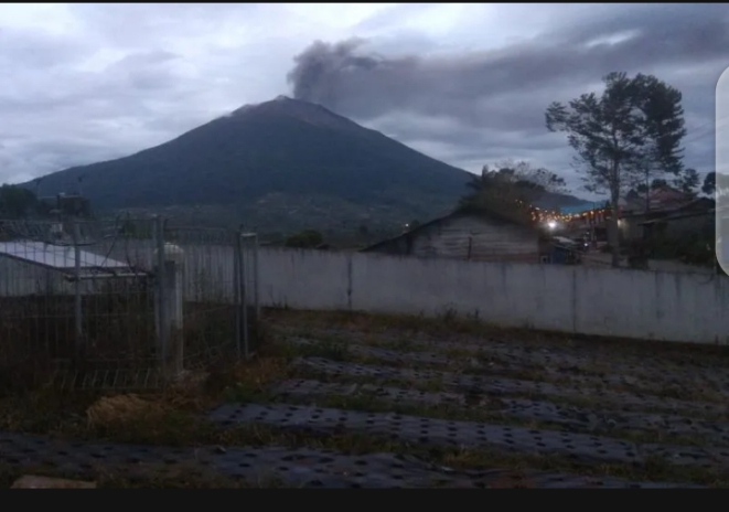 Gunung Kerinci di Provinsi Jambi, erupsi pada Rabu (11/1/2023) pagi dan mengeluarkan abu setinggi 900 meter. FOTO ANTARA/HO-Pos Pengamatan Gunung Kerinci)