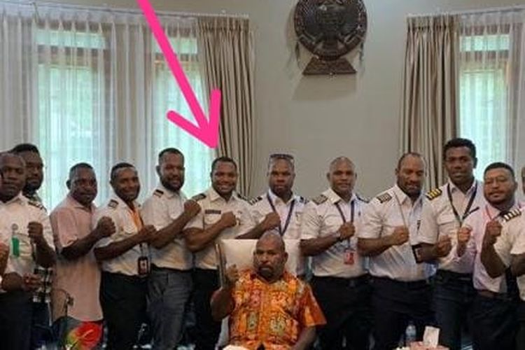 WNI Anton Gobay yang ditangkap Kepolisian Filipina dan sejumlah orang lainnya yang mengenakan seragam pilot sedang berfoto bersama Gubernur Papua Lukas Enembe.(Istimewa)